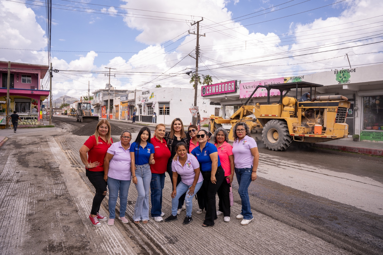 Supervisa Yesica Sifuentes recarpeteo de la calle Juárez en Castaños
