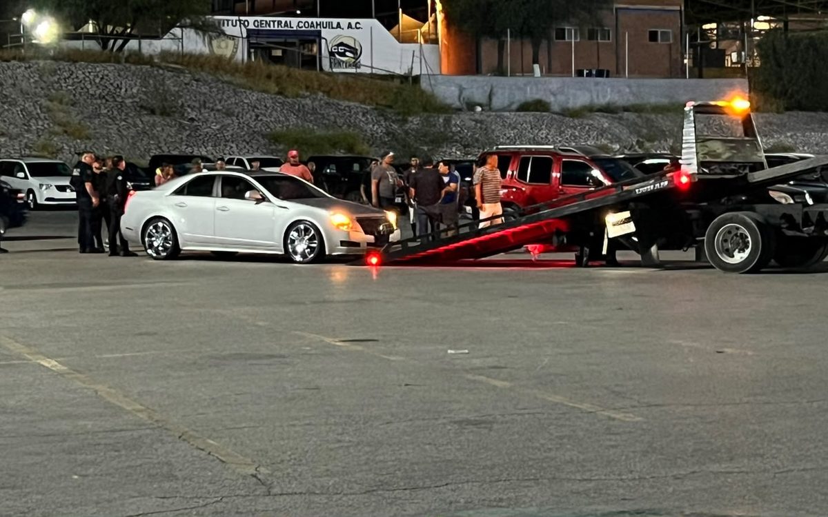 Corren a autos “chocolate” de estacionamiento comercial