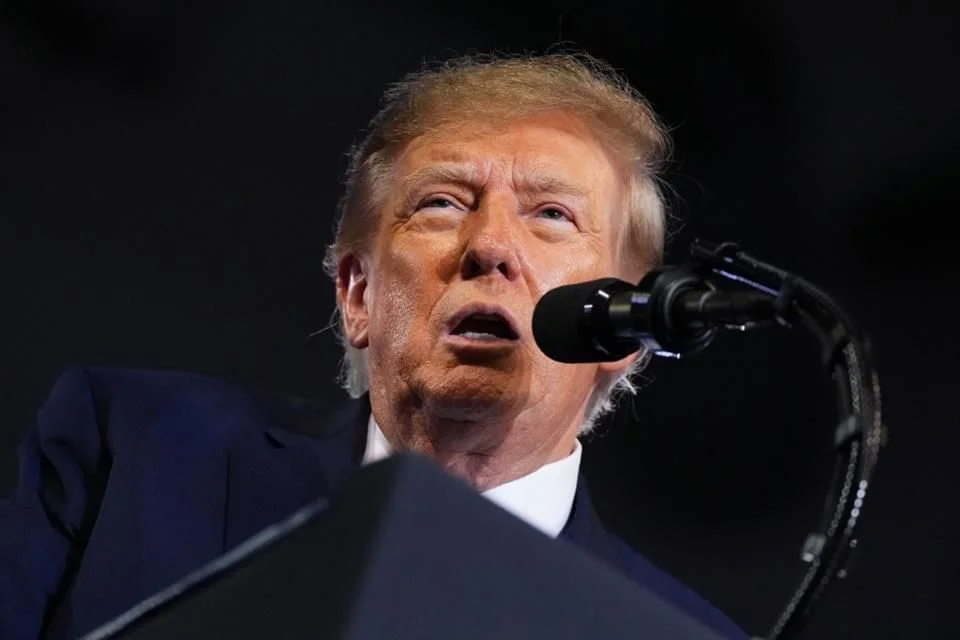 Francia está en llamas y destrozada por inmigración: Donald Trump