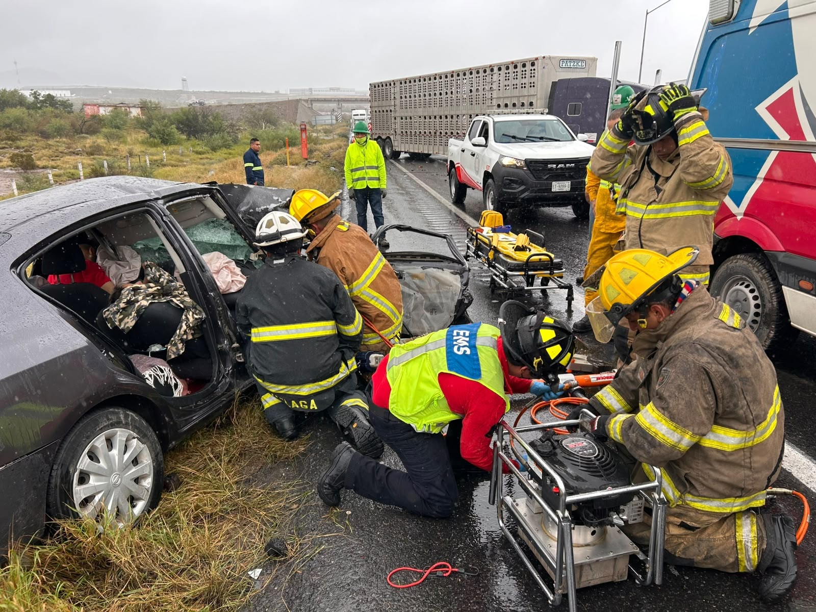 Muere jefe de familia al impactarse contra tráiler