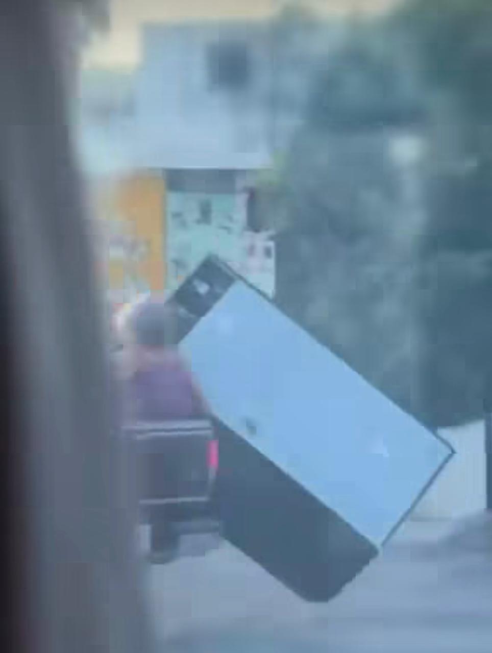 Cae refrigerador de camioneta en Acuña