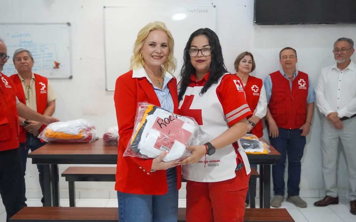ALCALDESA LAURA JIMÉNEZ ACOMPAÑA A LA CRUZ ROJA MEXICANA EN LA ENTREGA DE UNIFORMES A SOCORRISTAS DE MÚZQUIZ