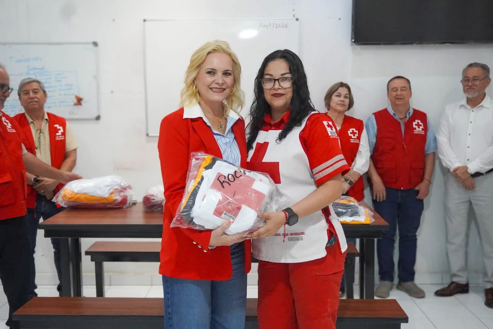 ALCALDESA LAURA JIMÉNEZ ACOMPAÑA A LA CRUZ ROJA MEXICANA EN LA ENTREGA DE UNIFORMES A SOCORRISTAS DE MÚZQUIZ
