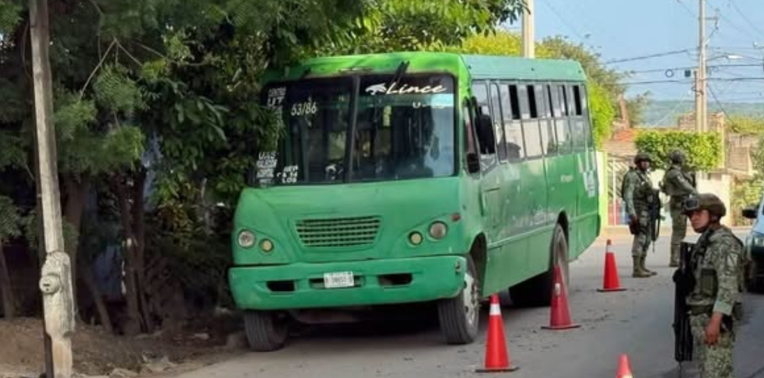 Atacan camión con alumnos en Sinaloa; hieren a chofer