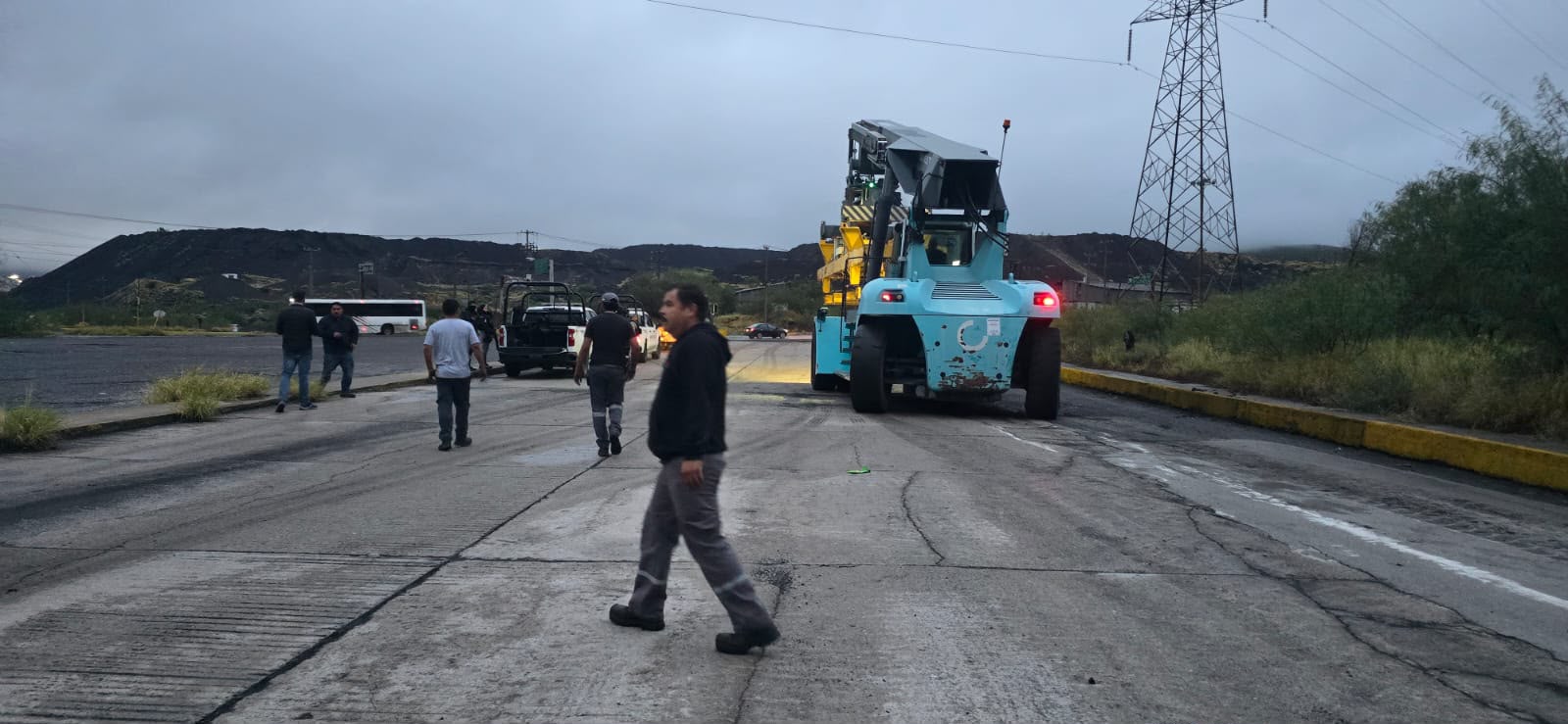 Con operativo federal sacan montacargas de Altos Hornos