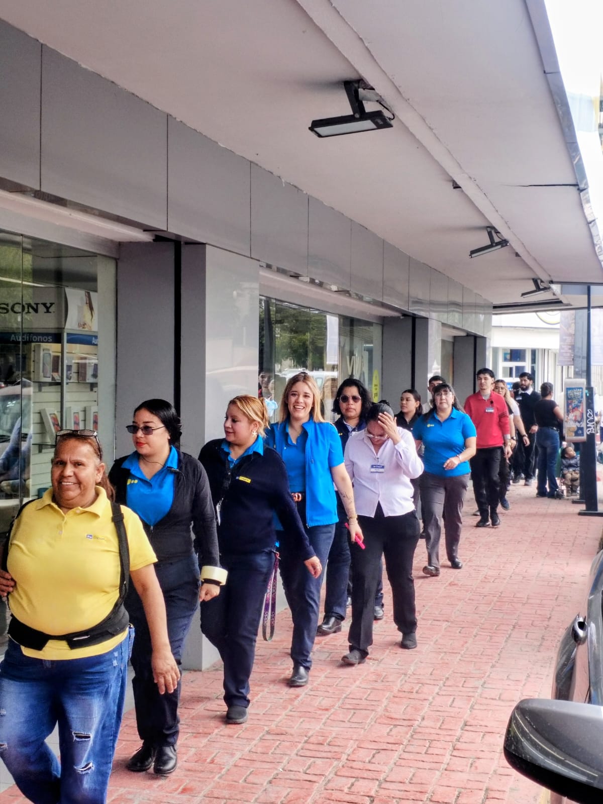 Activan alarma por error en tienda departamental