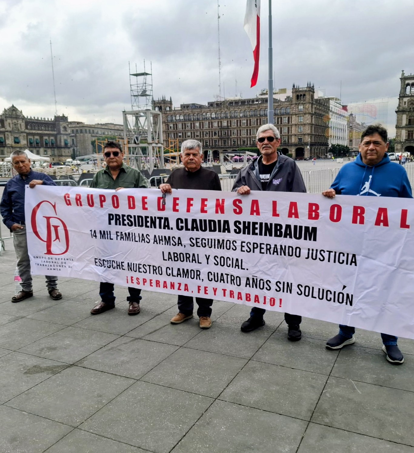 Se plantan ex obreros frente a Palacio de Claudia Sheinbaum