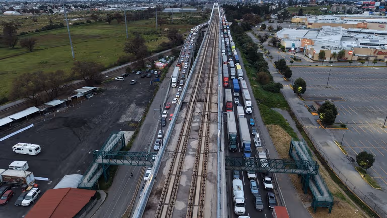 Bloquean Madres Buscadoras la carretera México-Toluca