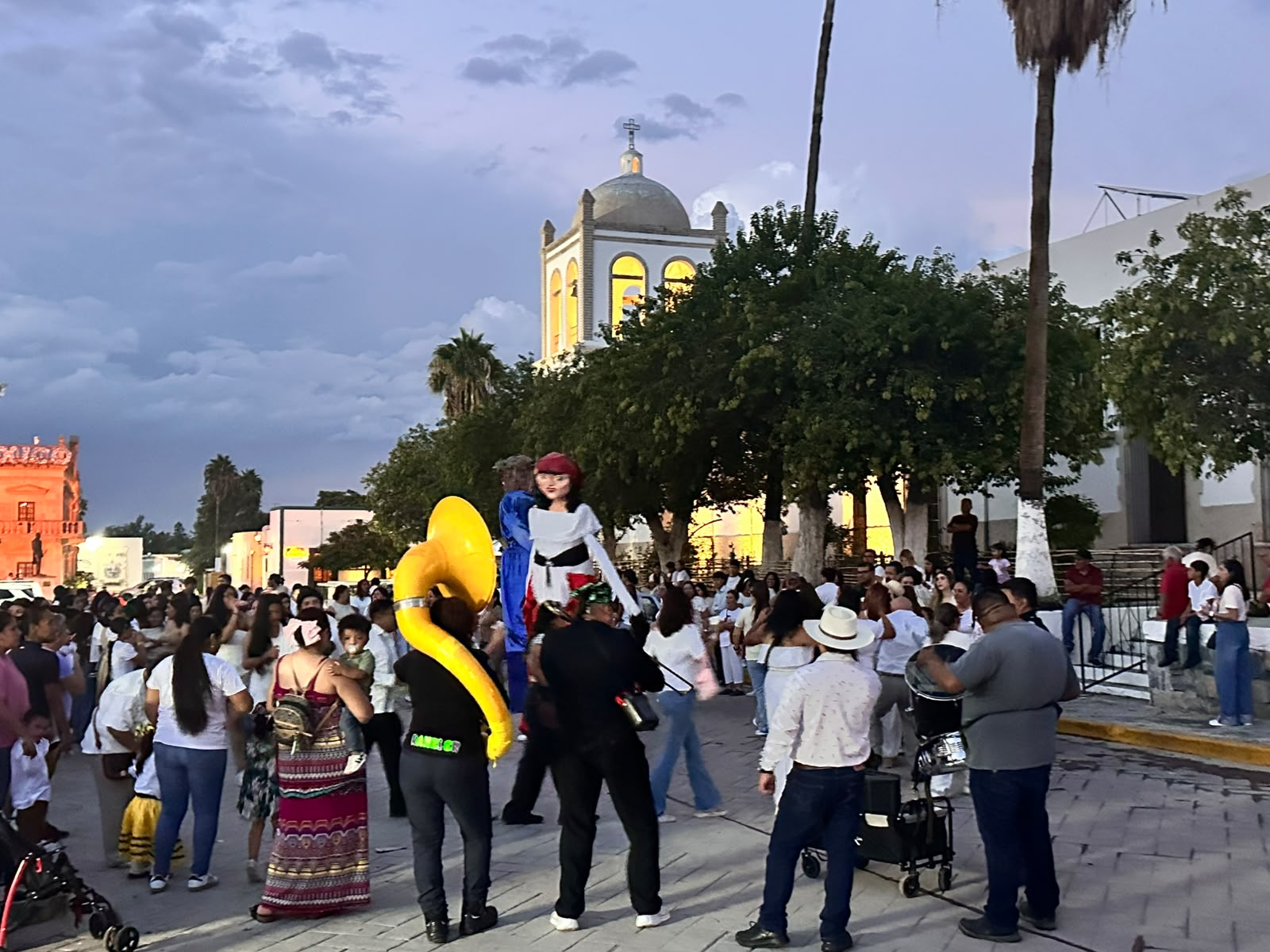 CAM 10 realiza callejoneada por la inclusión en Parras