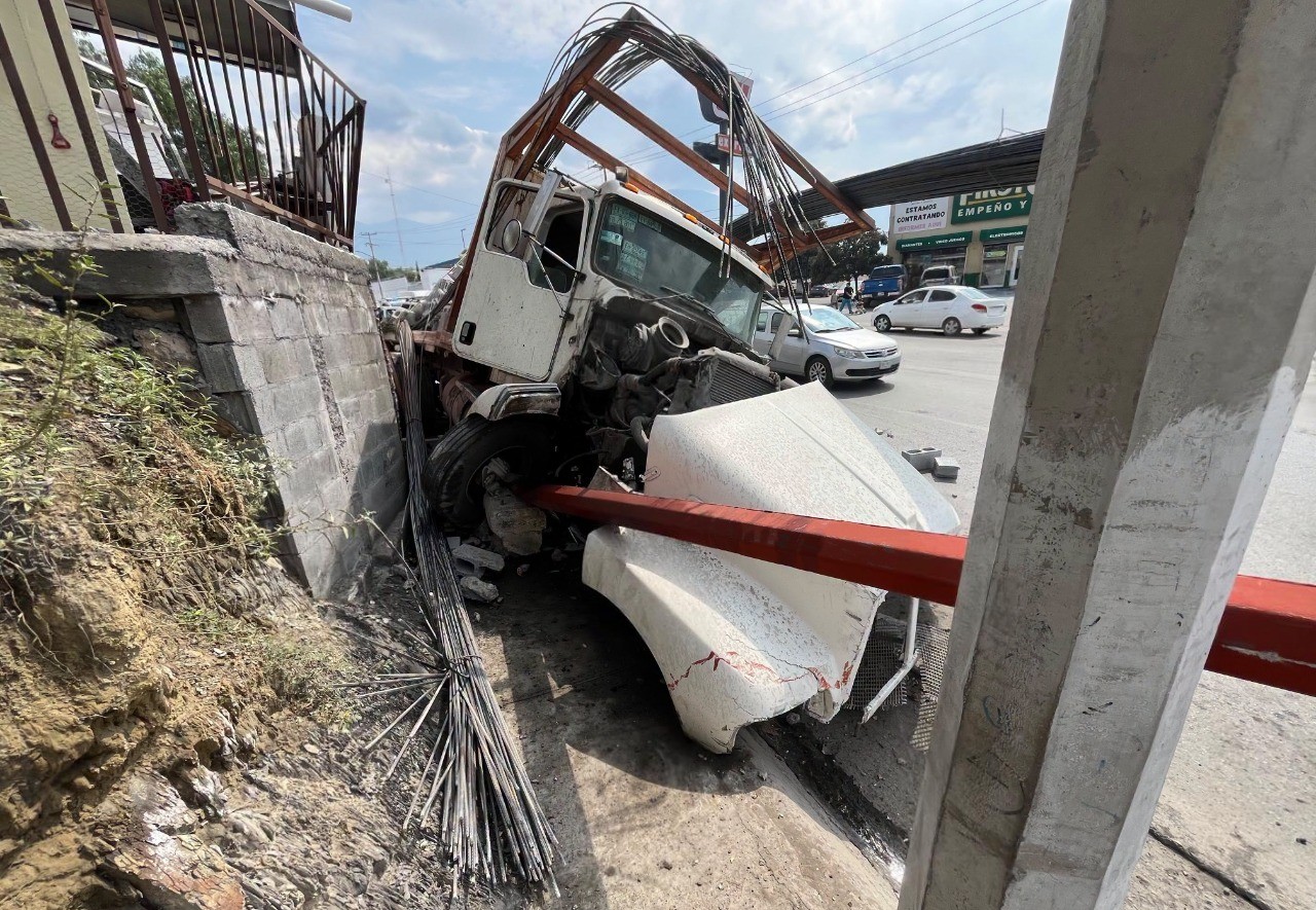 Choca camión sin frenos contra autos y una casa