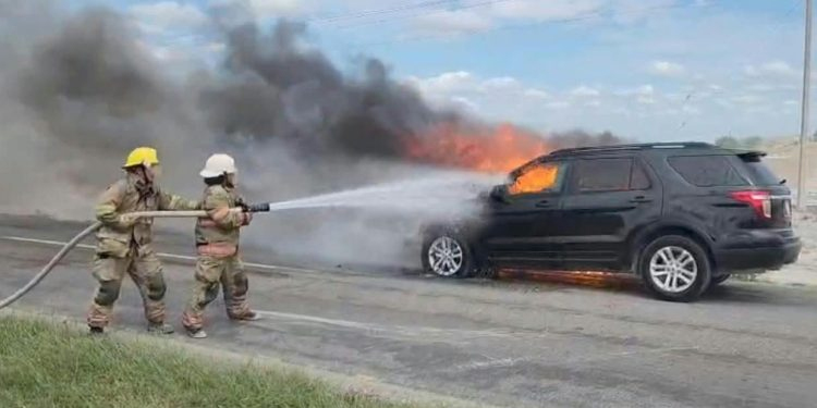 Se incendia camioneta en carretera Morelos-Allende