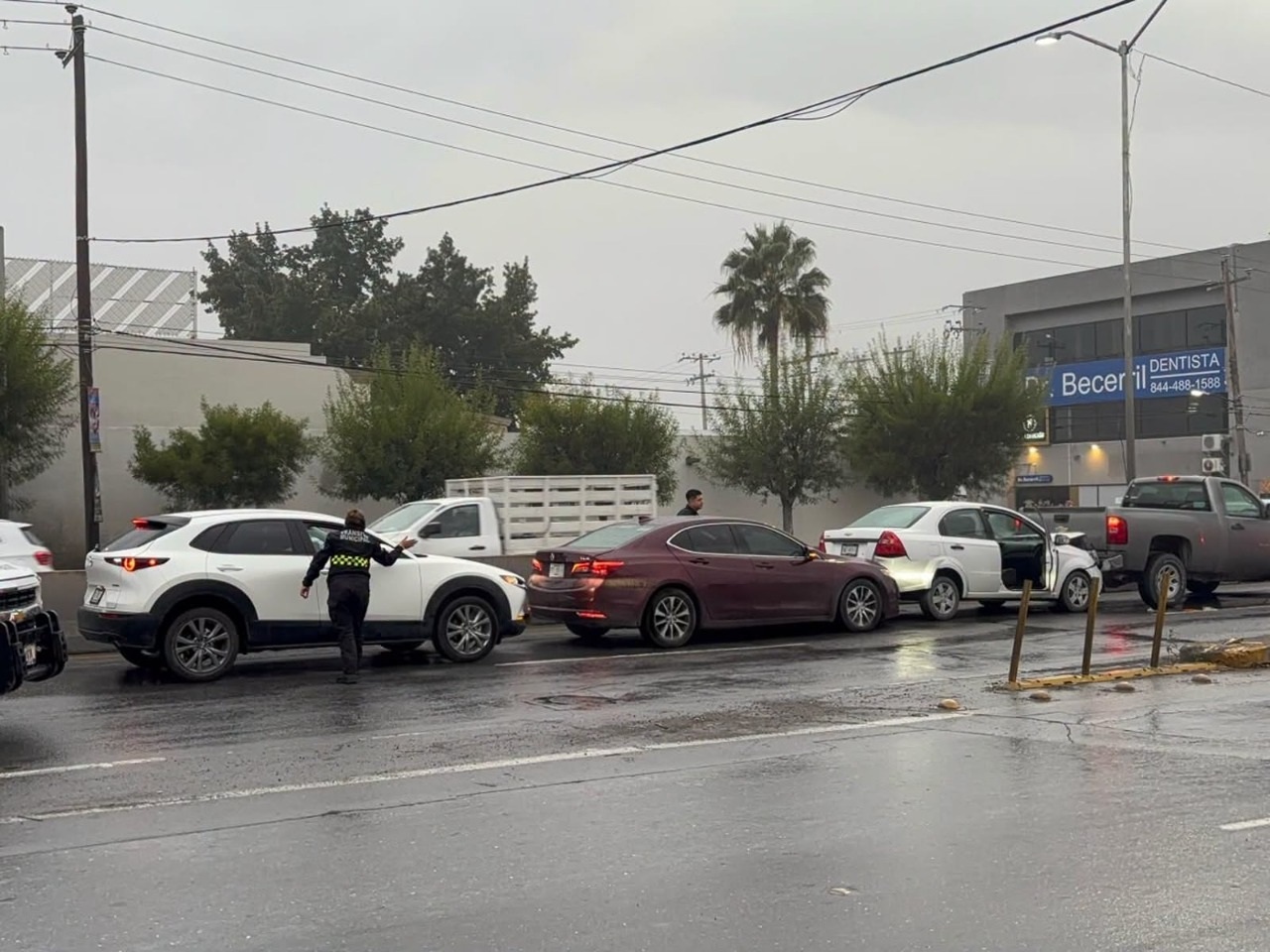 Auto sin gasolina provoca carambola