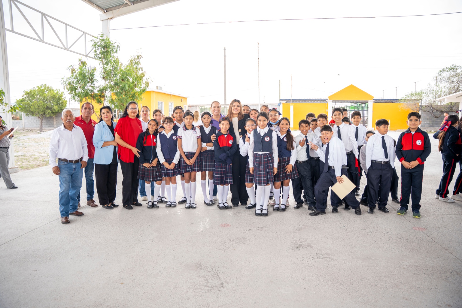 Entrega Yesica pintura a escuelas de Castaños