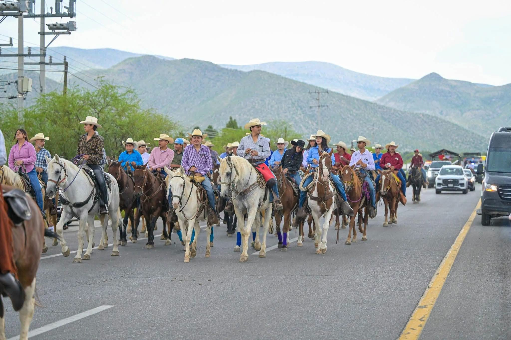 Yesica Sifuentes acompaña en cabalgata patronal en Lamadrid