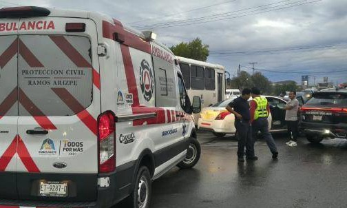 Choca contra taxi y lesiona a pasajero