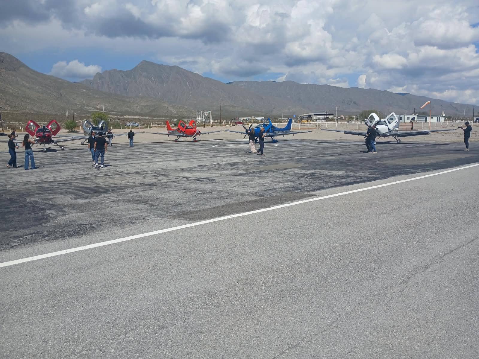 Recibe Cuatro Ciénegas visitantes por vía aérea