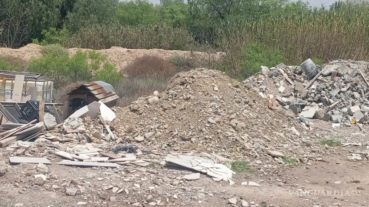 Detienen a hombre por arrojar escombro en arroyo de Saltillo