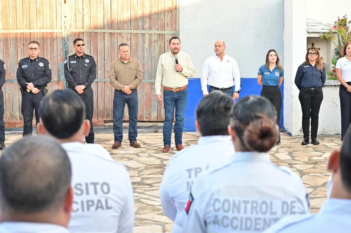 Carlos Villarreal encabeza pase de lista en la Comandancia Municipal
