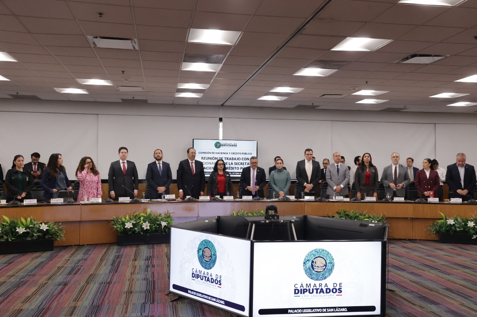 Comisión de Hacienda analiza con funcionaria y funcionarios de la SHCP iniciativas del Paquete Económico 2027 en materia de ingresos