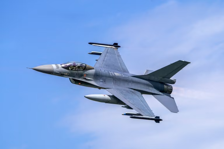 Deja 4 pilotos muertos un choque de aviones