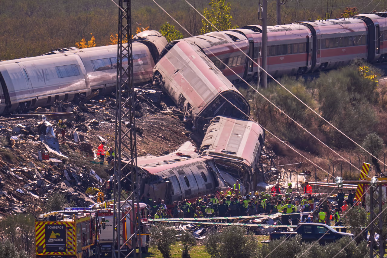 Deja choque de trenes 68 muertos en España
