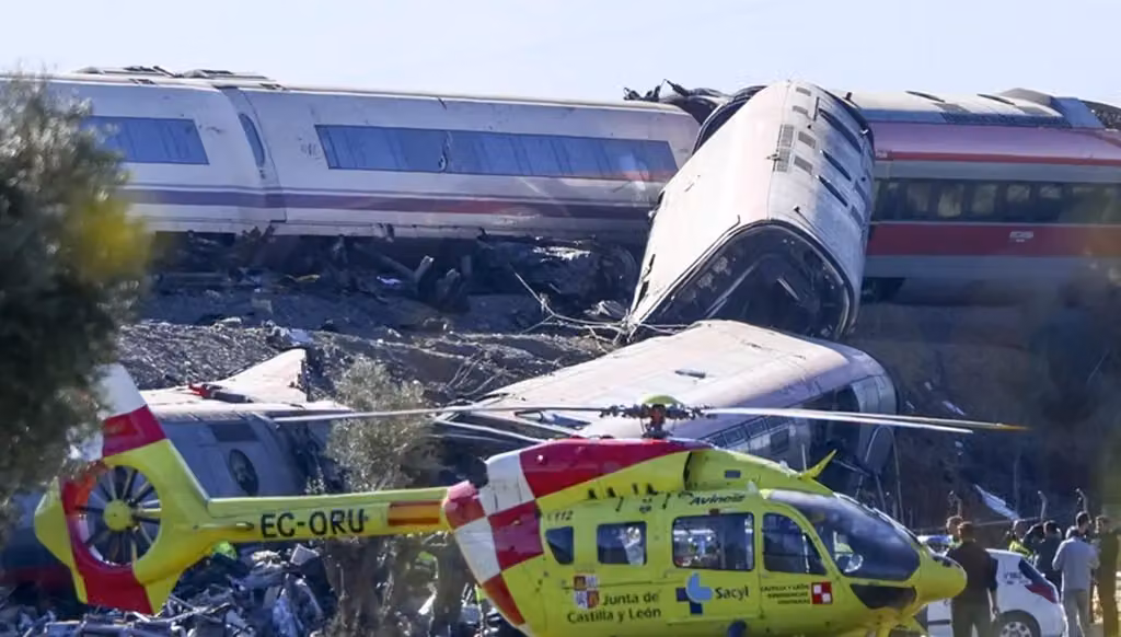 Deja choque de trenes 74 muertos en España