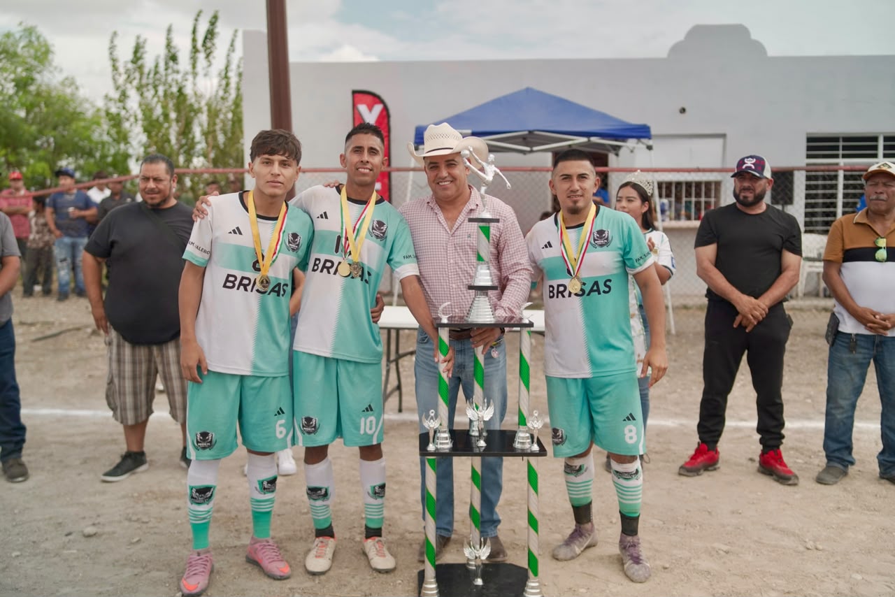 ENCABEZA CHANO DÍAZ PREMIACIÓN DE LA LIGA DE FÚTBOL DE AGUJITA