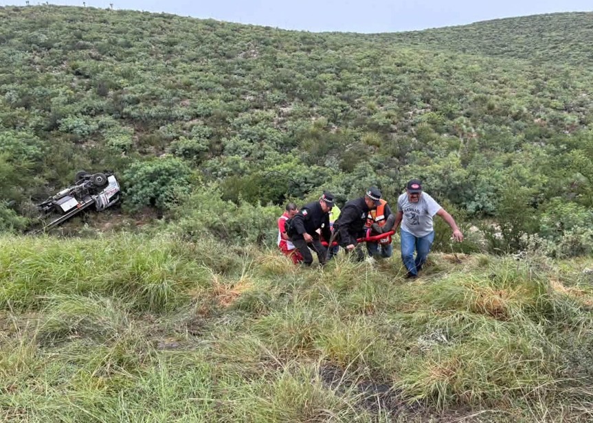 Rescatan a operador prensado en volcadura de la Autopista Premier