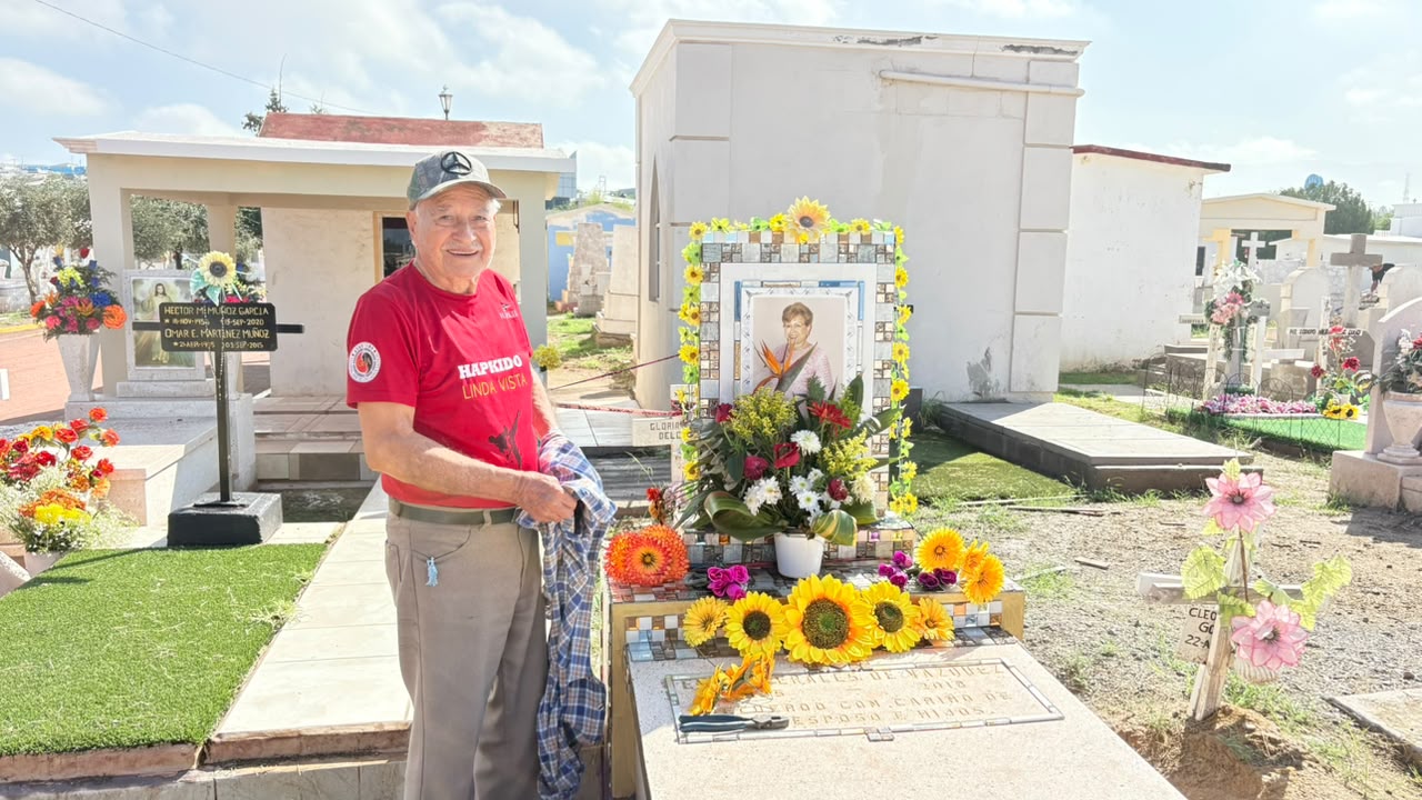 Visita cada semana a su difunta esposa