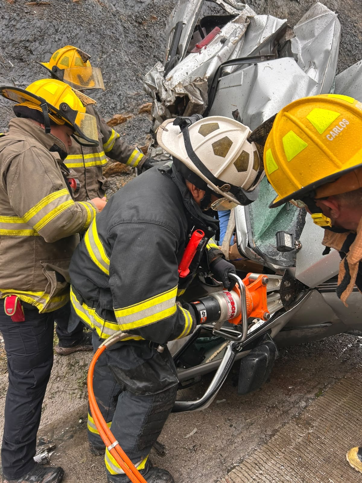 Fallecen dos y quedan tres lesionados en accidente