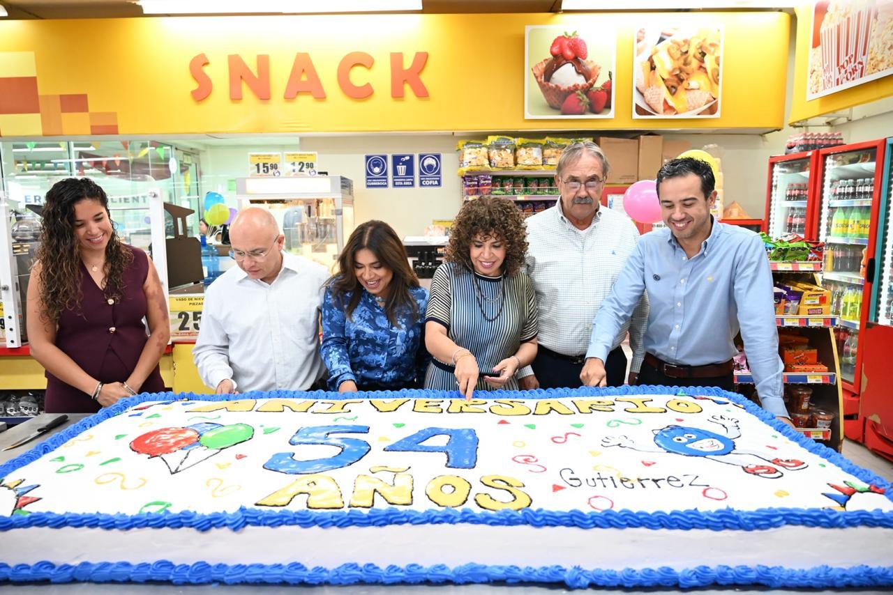 Celebra Súper Gutiérrez su 54 aniversario