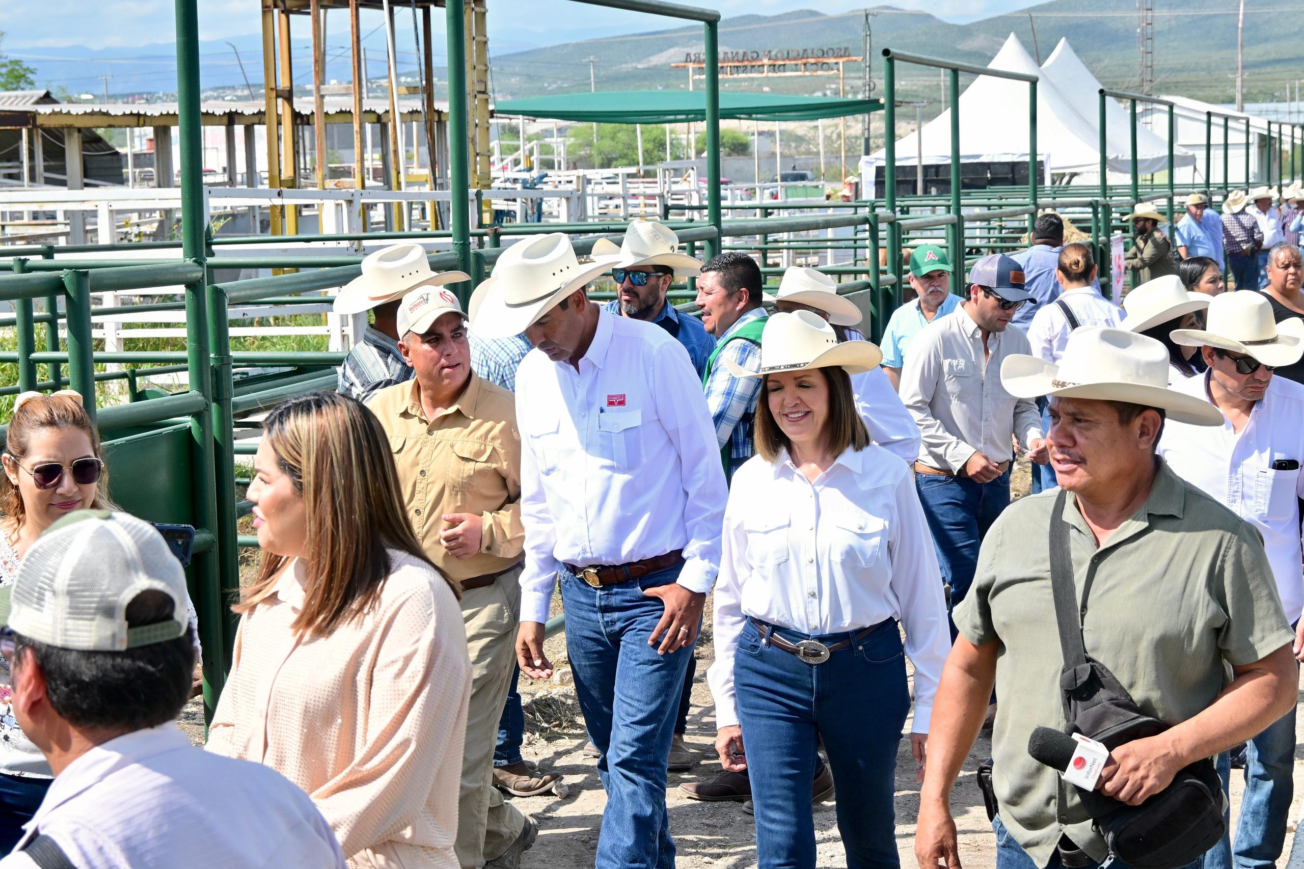 Entregan 40 toros a ganaderos de la zona