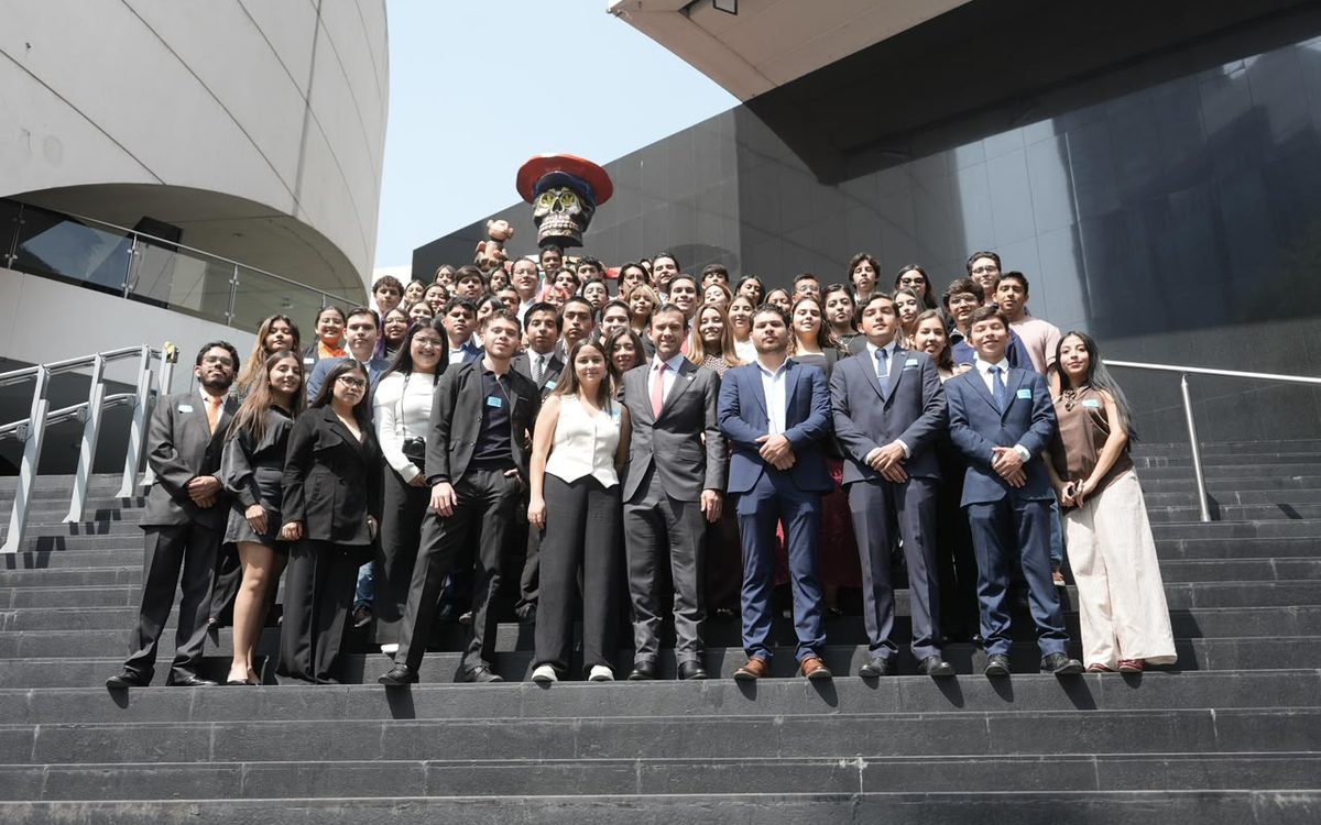 Recibe Gabriel Elizondo a estudiantes de la UAdeC