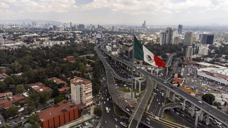 Baja HR Ratings nota de México y Pemex