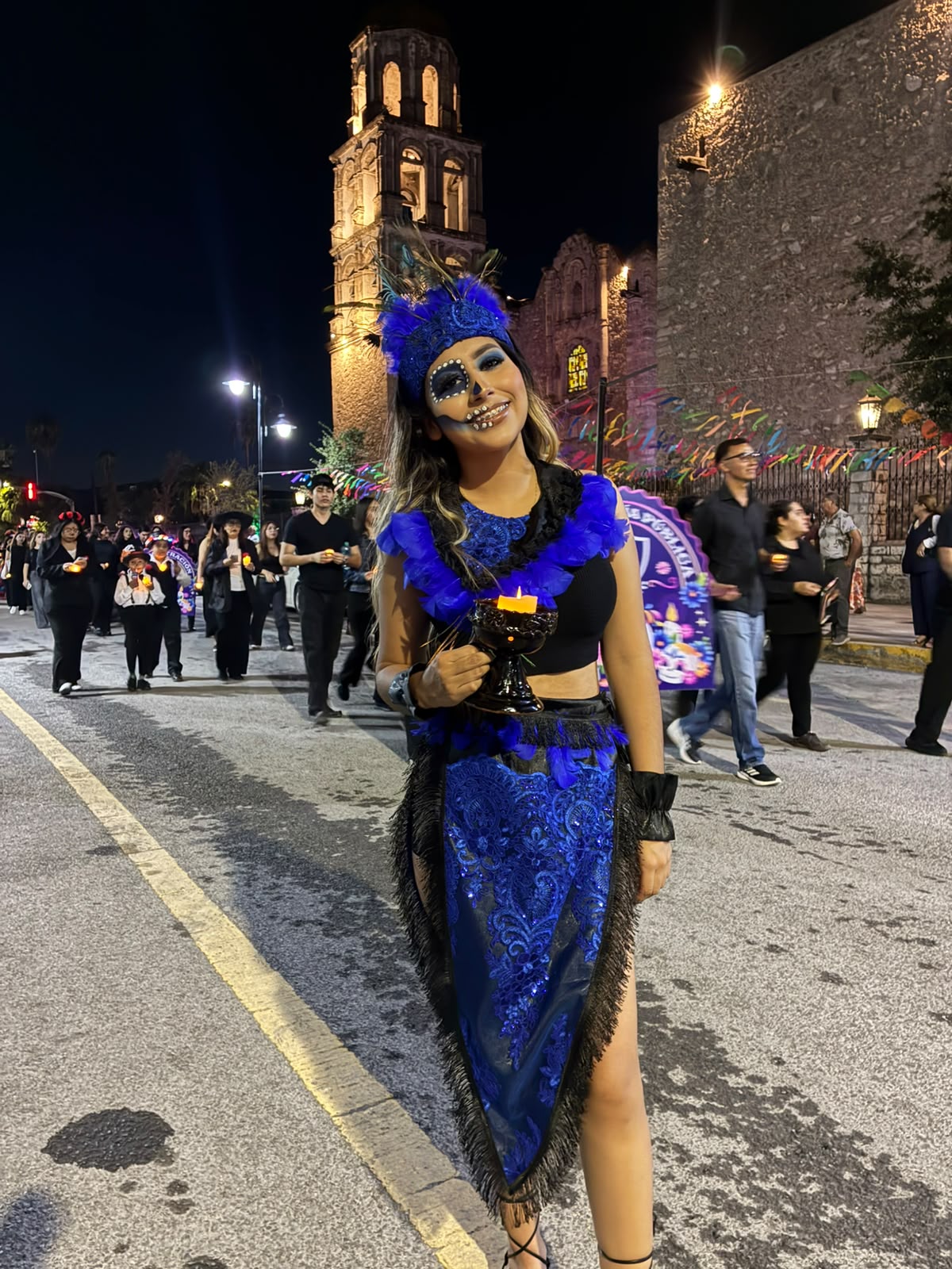 Disfrutan miles en familia Desfile de Día de Muertos