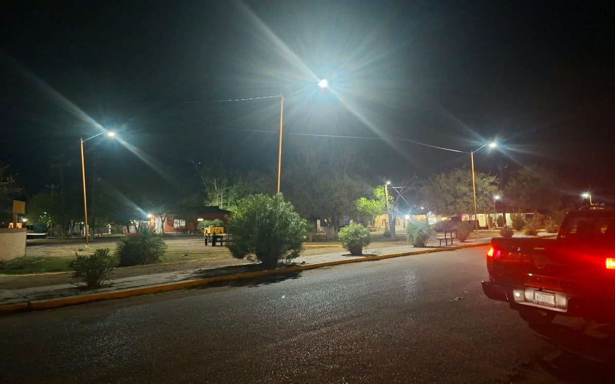 Instalan luminarias LED en la Plazita del Tiro 3 de Villa de Palaú