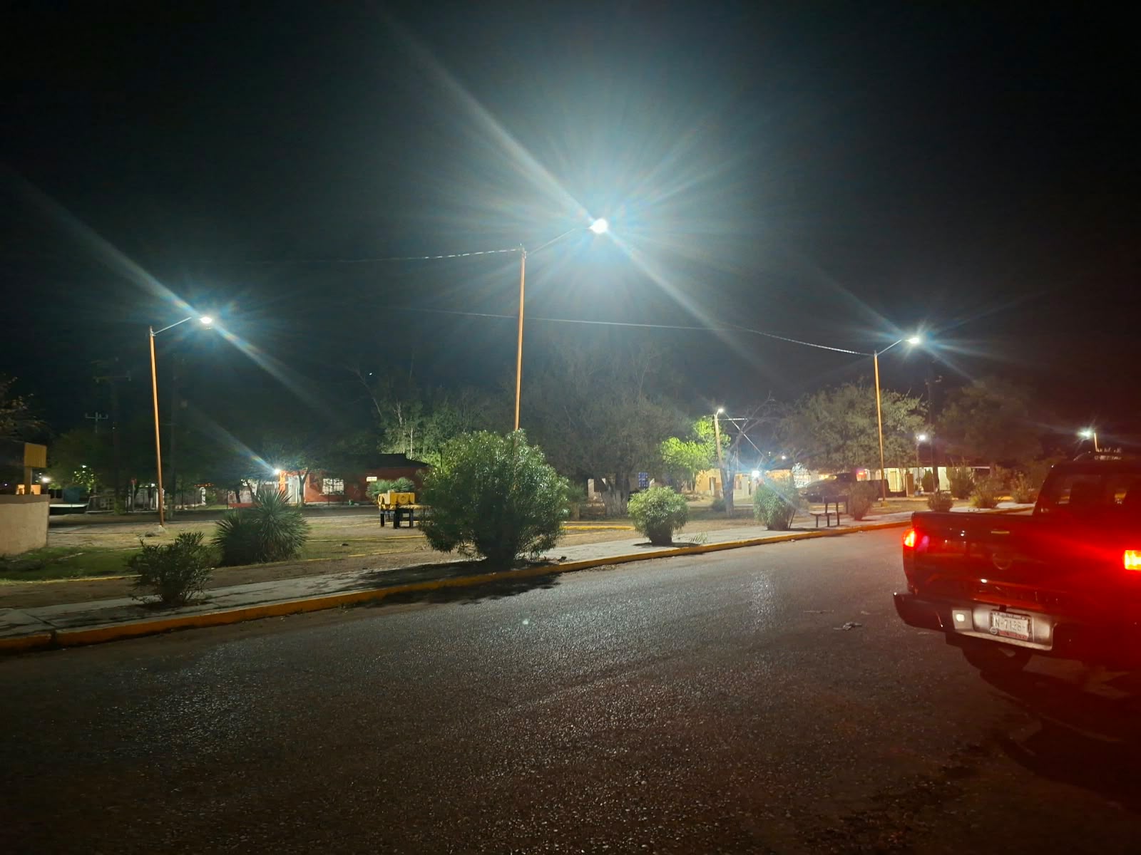 Instalan luminarias LED en la Plazita del Tiro 3 de Villa de Palaú