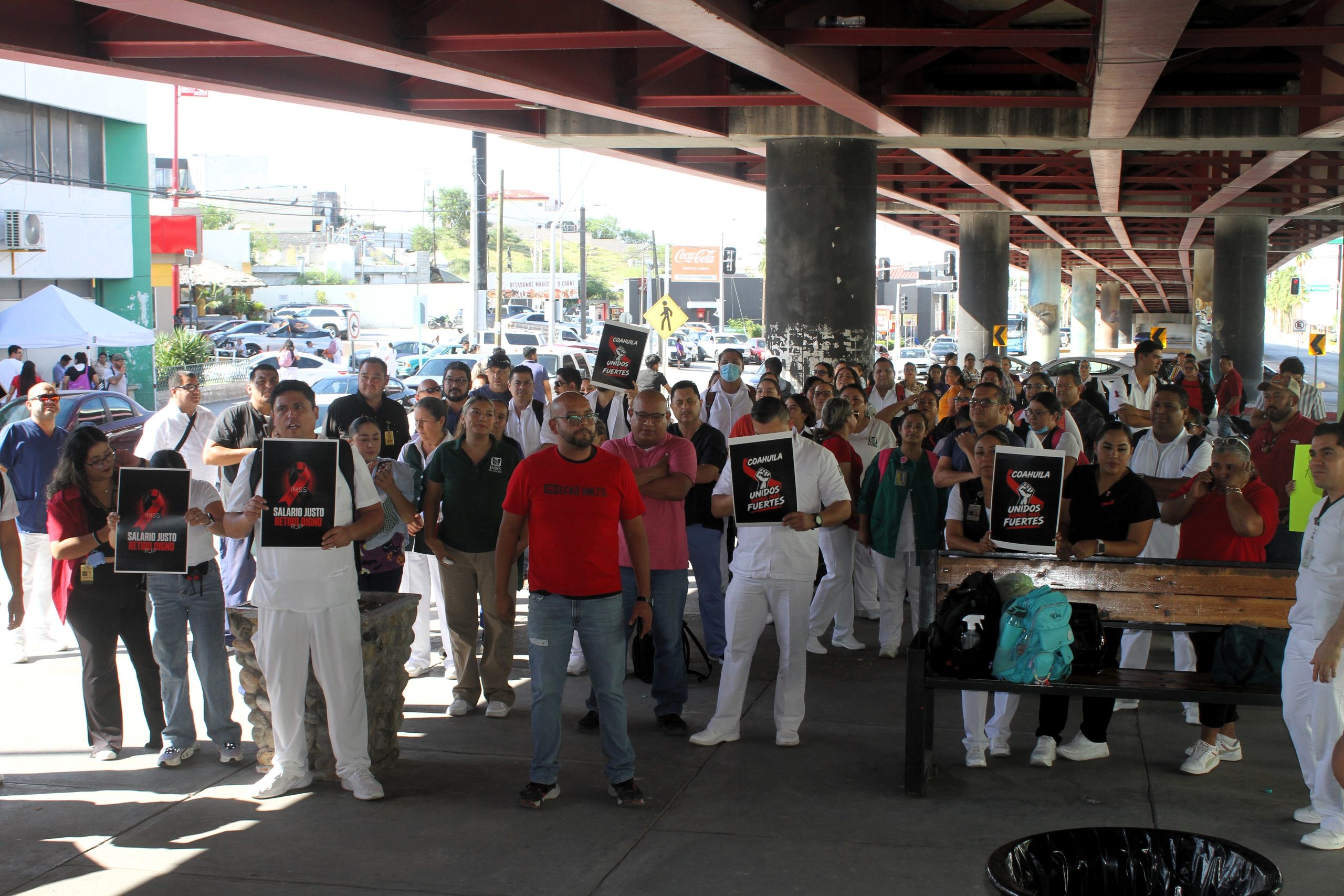 Toman trabajadores del IMSS calles de Monclova