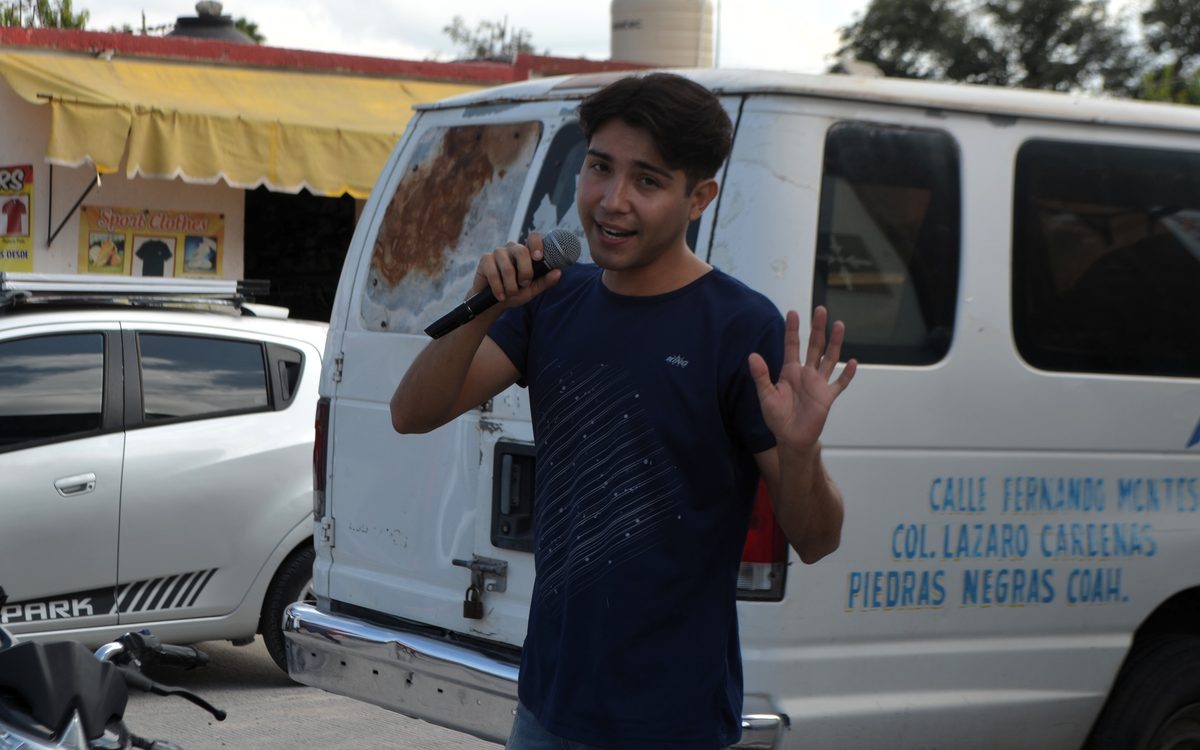 Canta en pulga de la Miravalle para pagar carrera de Psicología