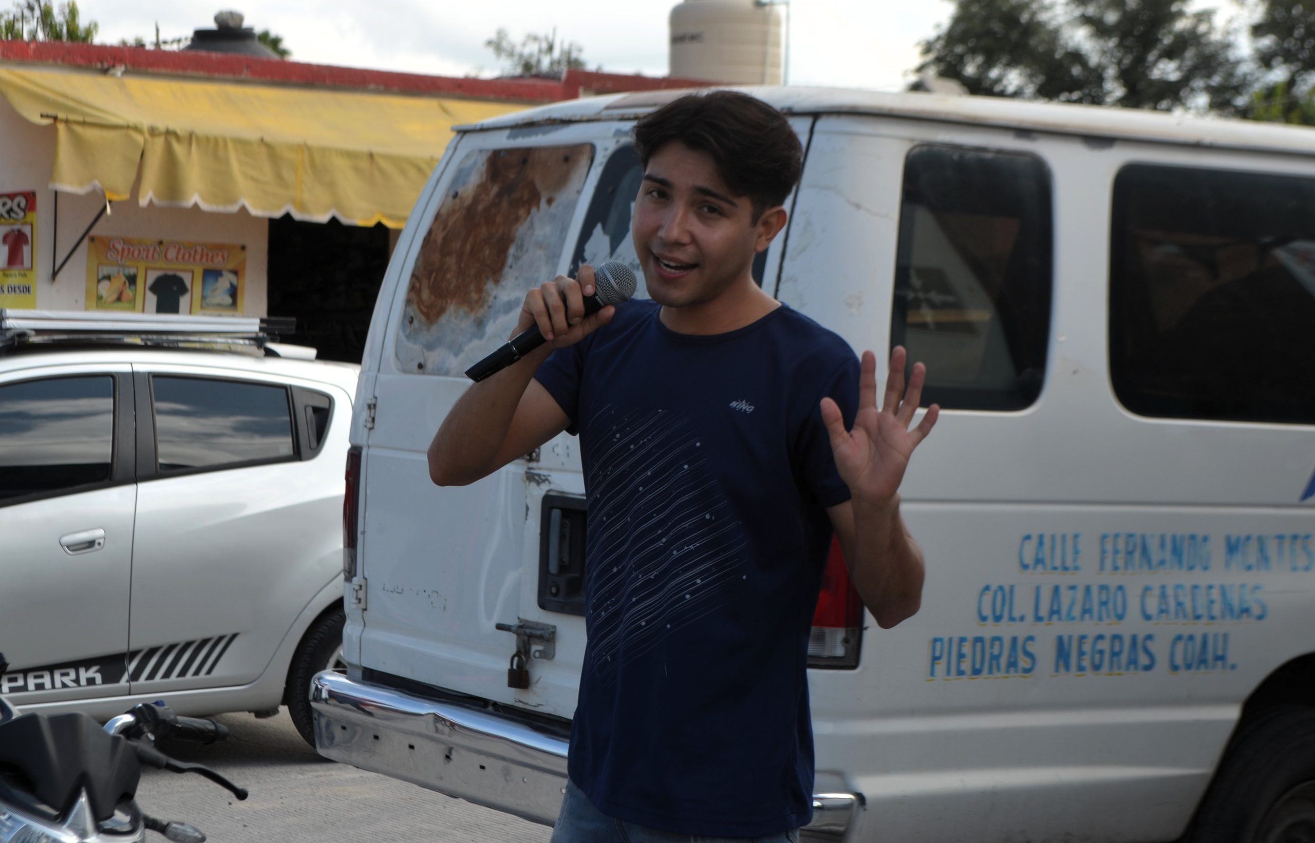 Canta en pulga de la Miravalle para pagar carrera de Psicología