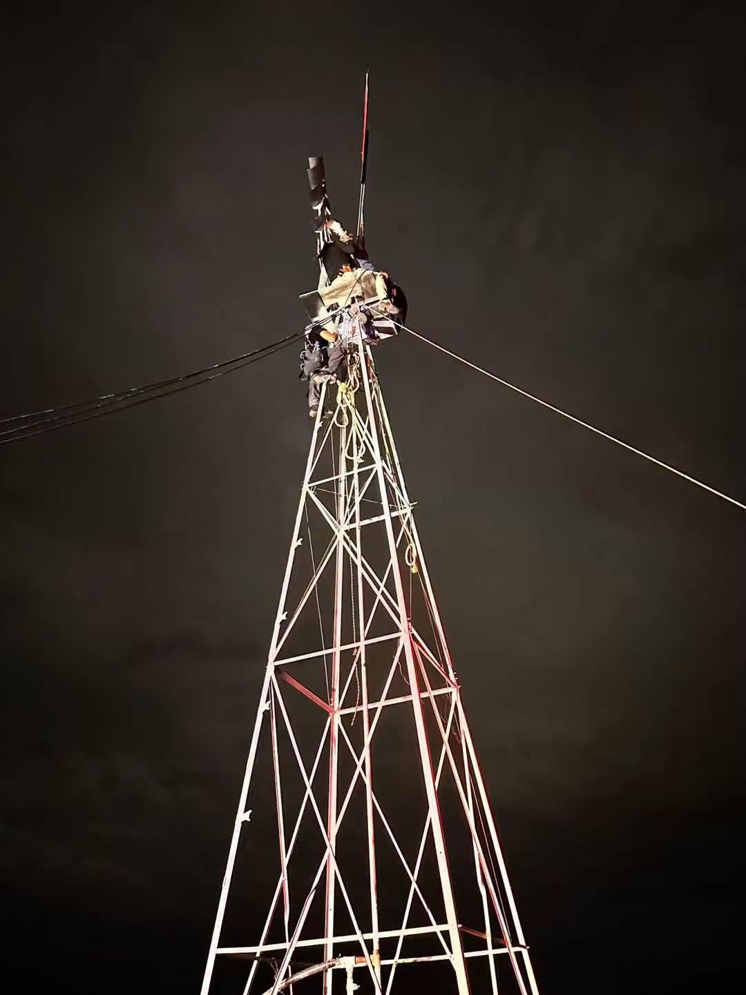 Rescatan a joven en torre metálica