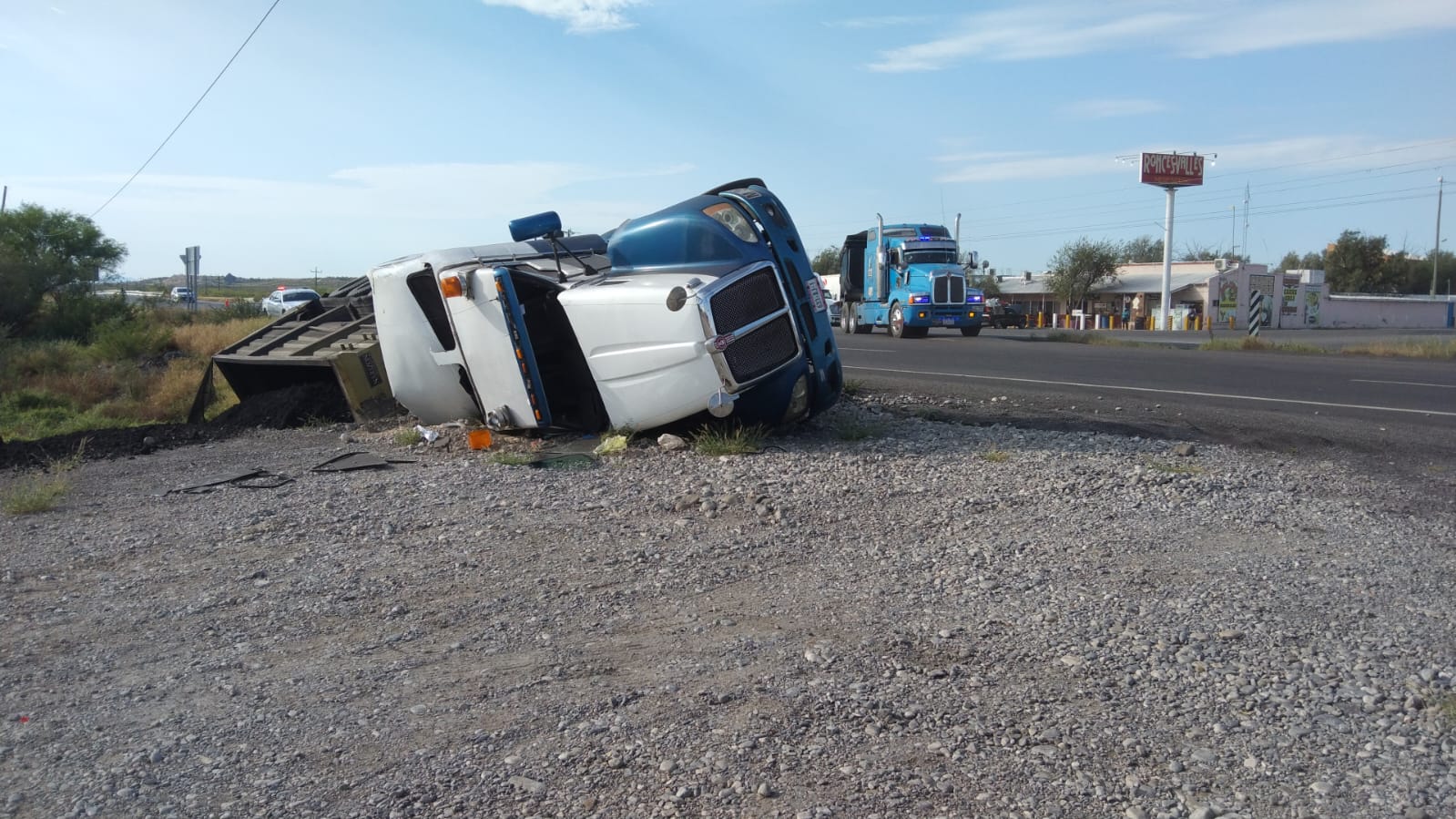 Vuelca tráiler en la Carretera 57