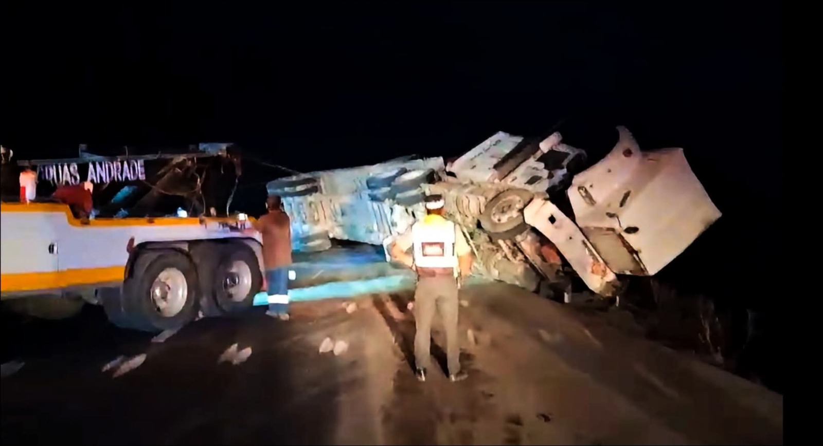 Vuelca pipa en la 57; se salva de milagro