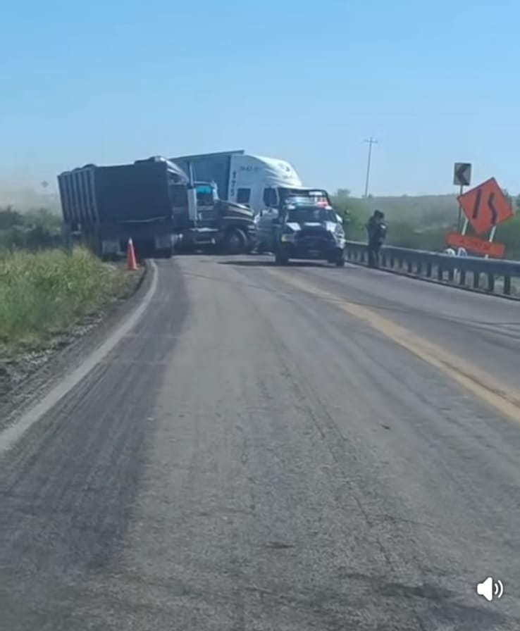 Chocan carboneros en la carretera 57