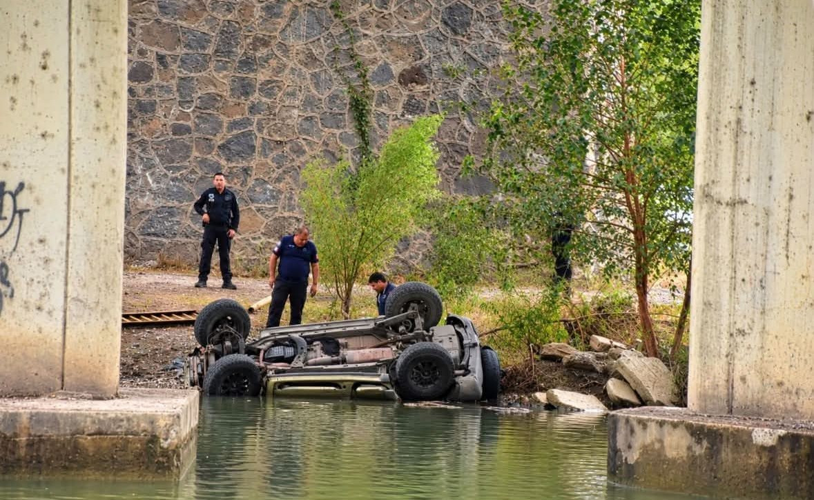 Muere conductor al caer al Río Sabinas