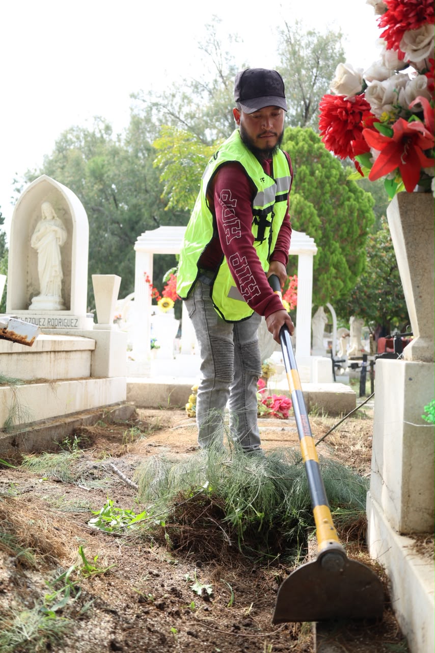 Alistan panteón de Parras para los Días de Muertos