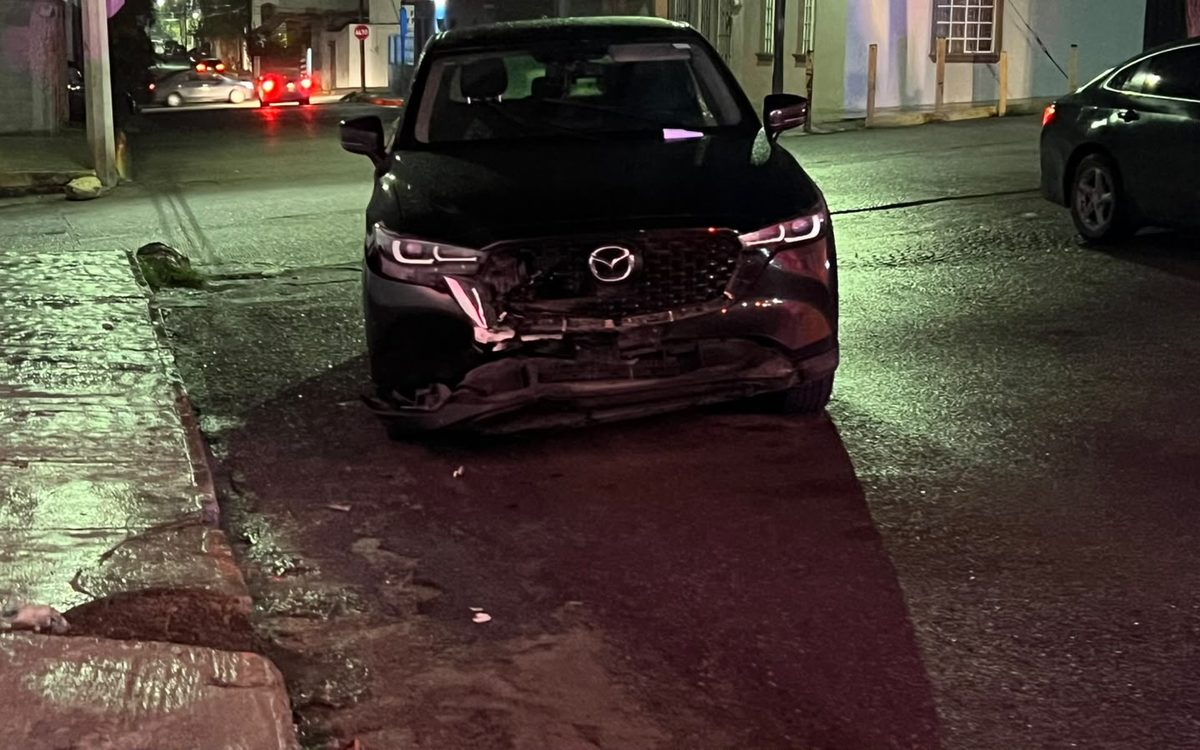 Choca a dos autos y al huir lesiona a mujer discapacitada