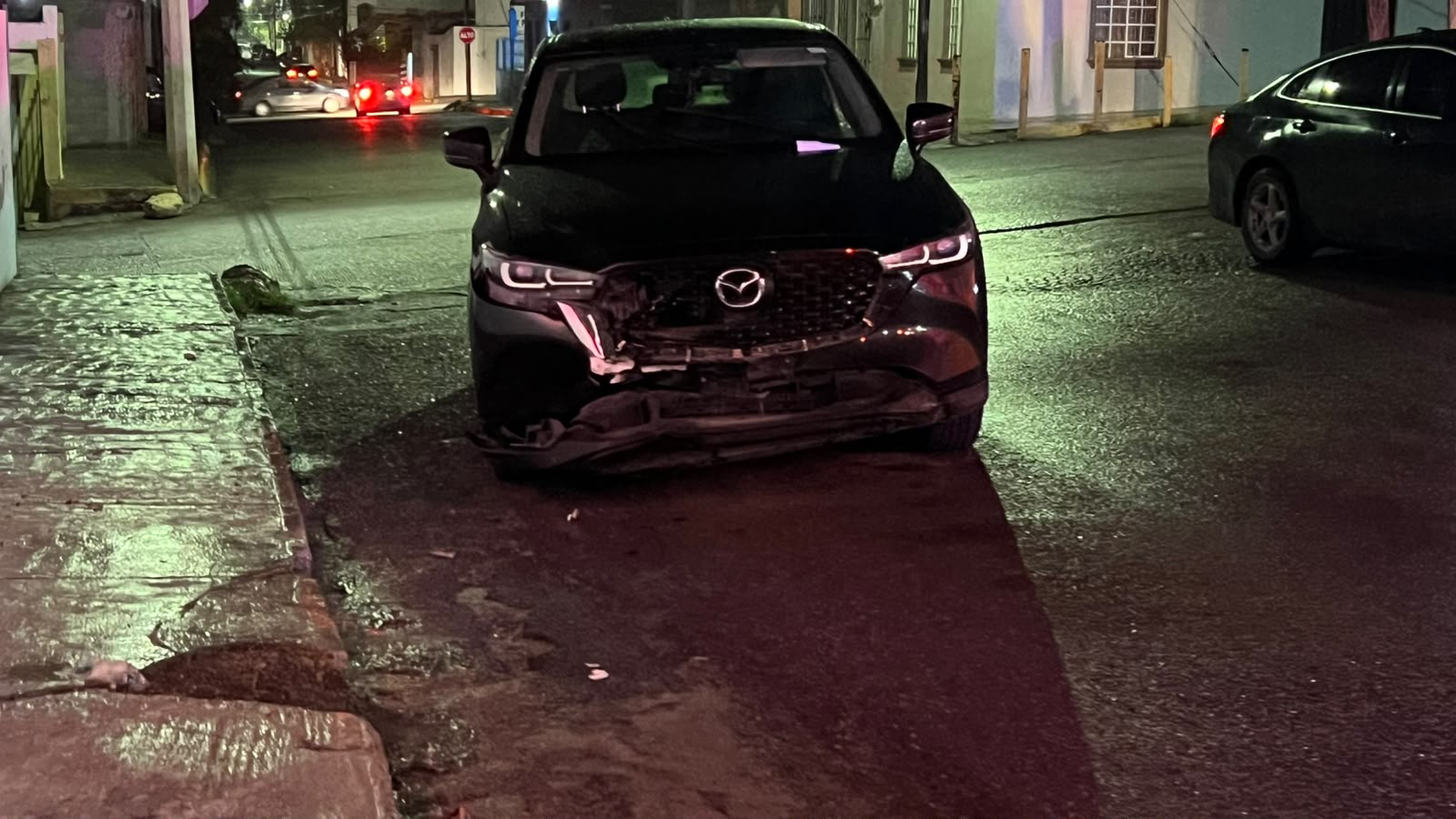 Choca a dos autos y al huir lesiona a mujer discapacitada