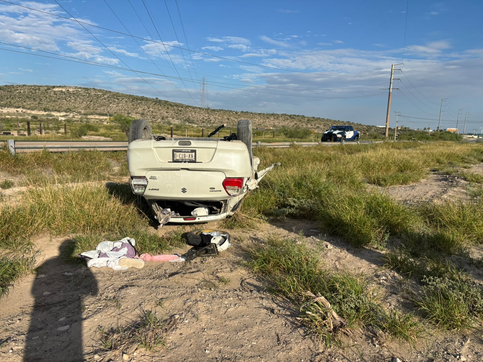 Se escapa del suegro pero destroza su auto