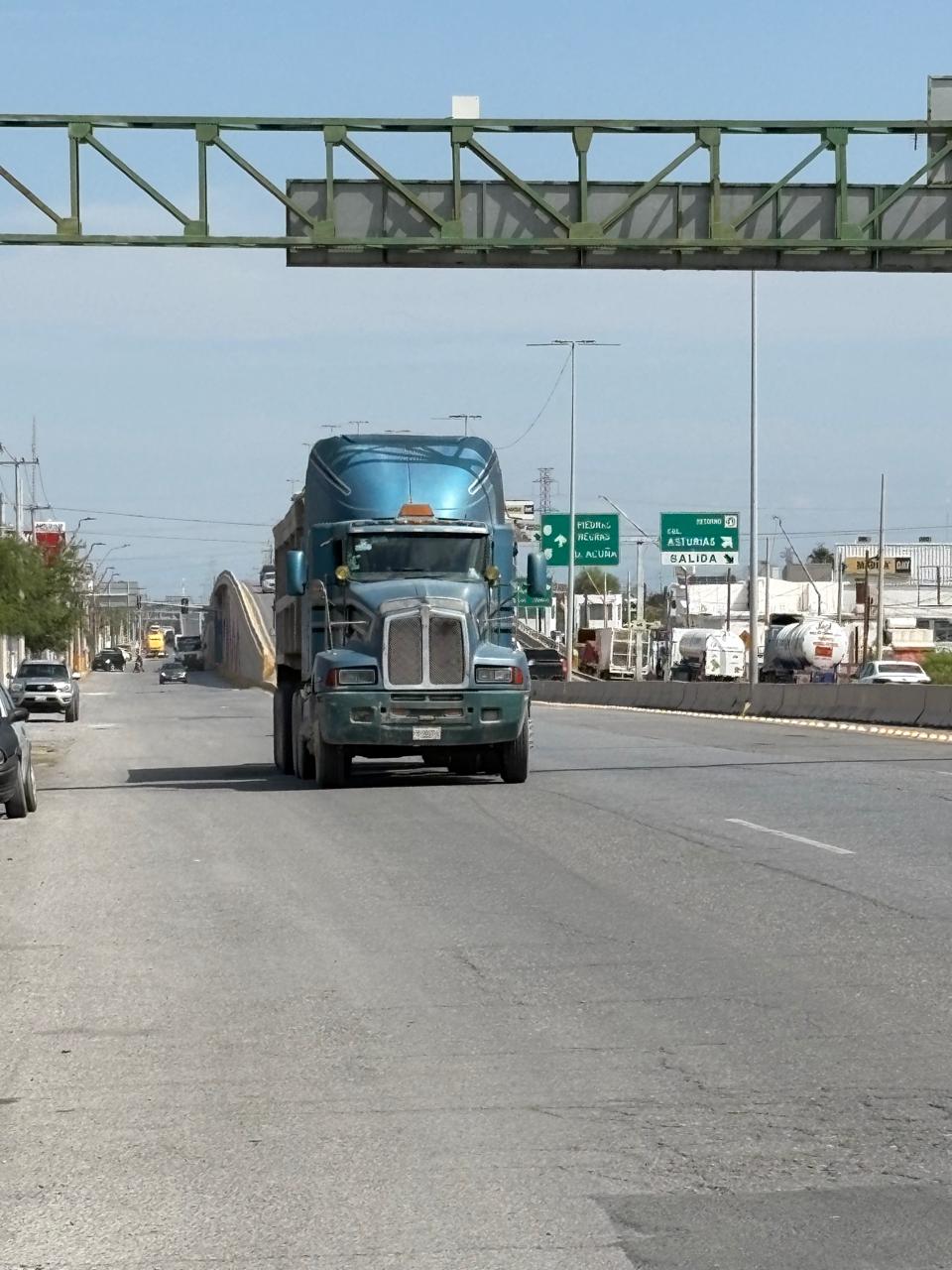 Se suman transportistas de la región al paro nacional